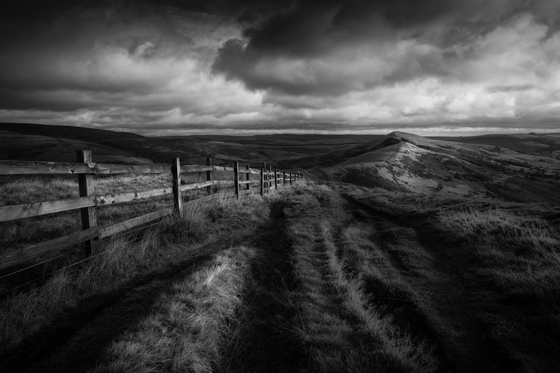 Black and White Photo Awards 2022 Landscape bronze Mention - Andy Gray - The famous Great Ridge walkway in the Peak District England