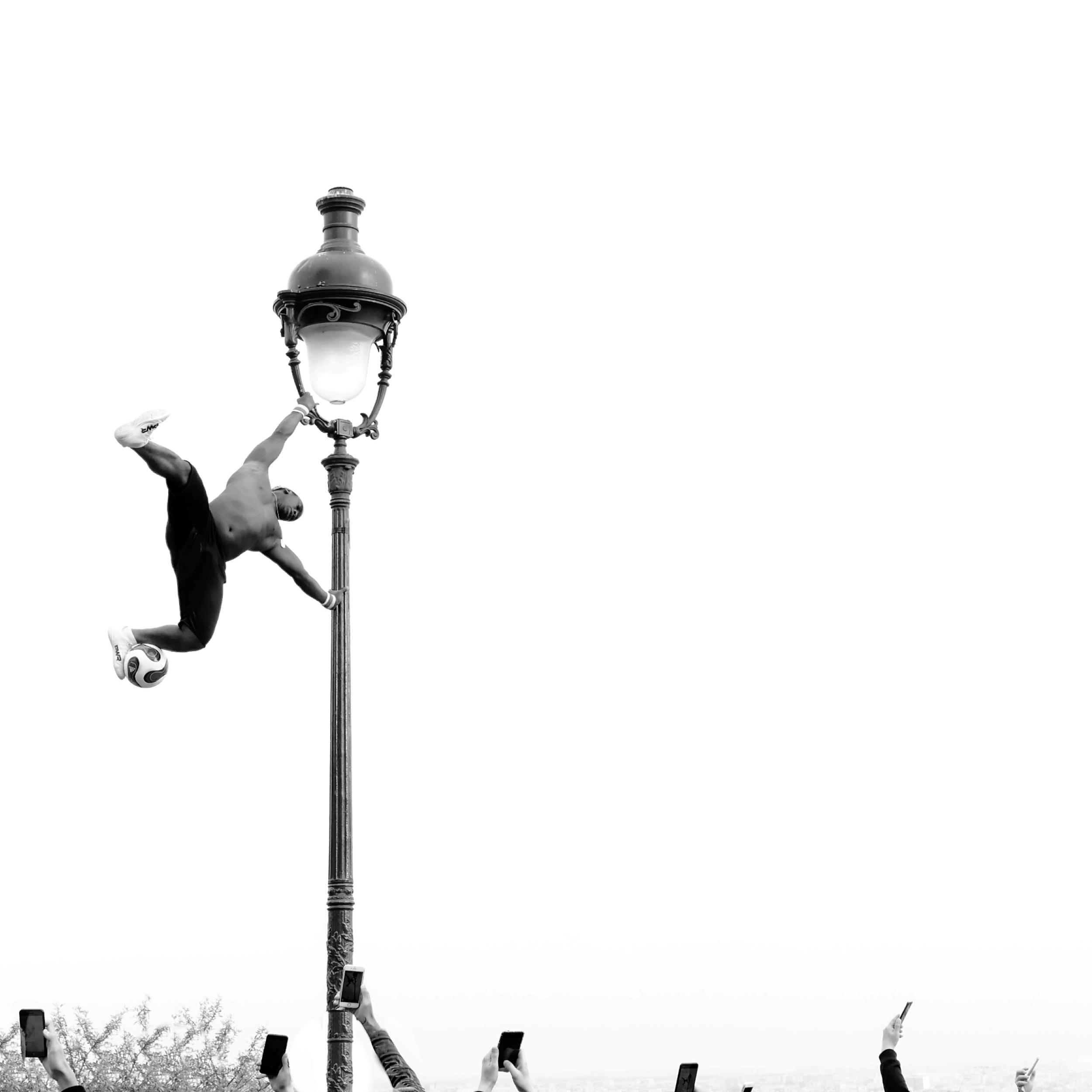 Black and White Photo Awards 2022 Street bronze Mention - Hervé Boutrouille - The artist and his fans What better fans than smartphones?