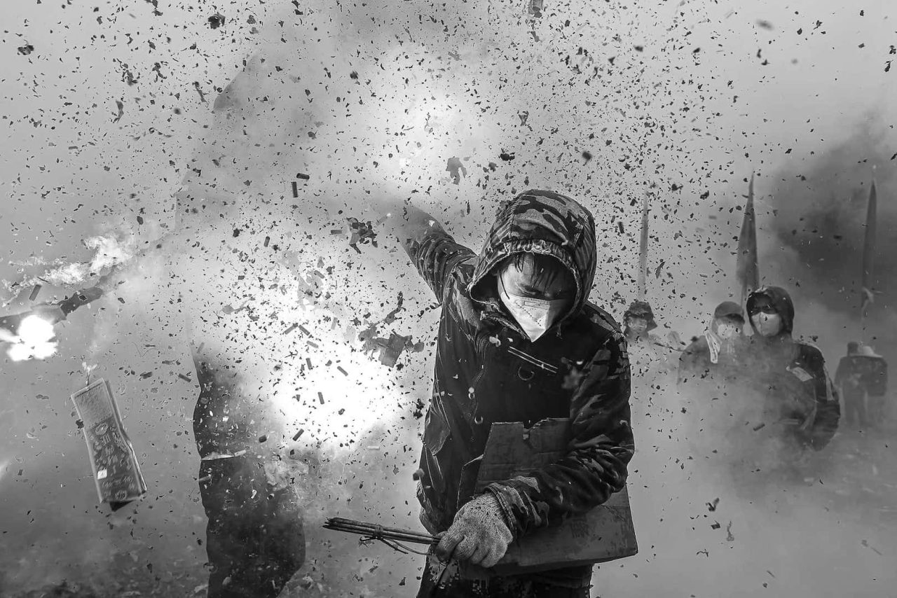 O vencedor absoluto do Black and White Photo Awards 2024 foi Haikun Liang, com a sua fotografia Destroy Together. Com esta impressionante fotografia, tirada durante o festival da primavera na China, ganhou o título de Fotógrafo em Preto e Branco do Ano 2024.
